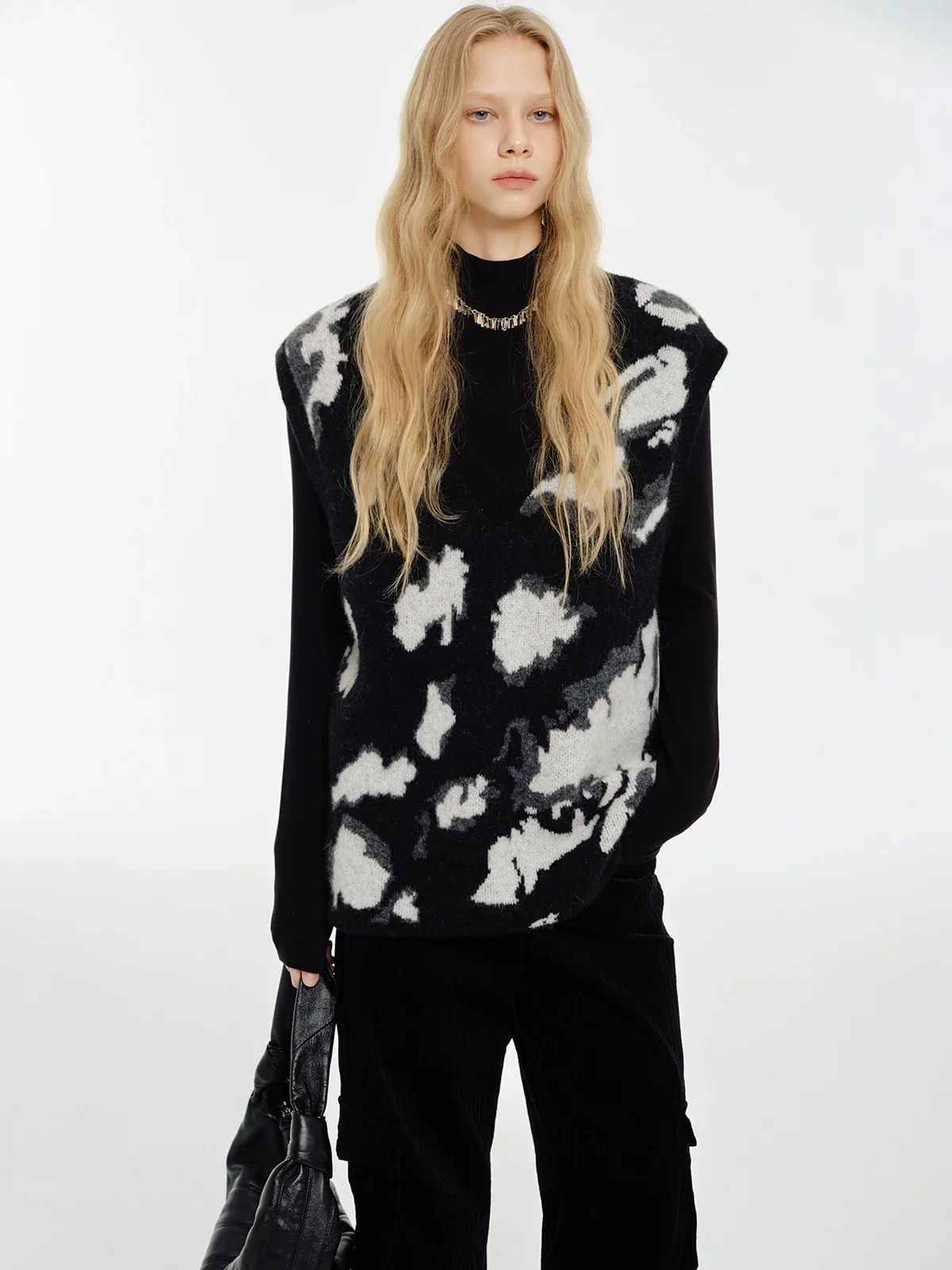 Abstract Jacquard V-neck Vest & Scarf Set - Image 5