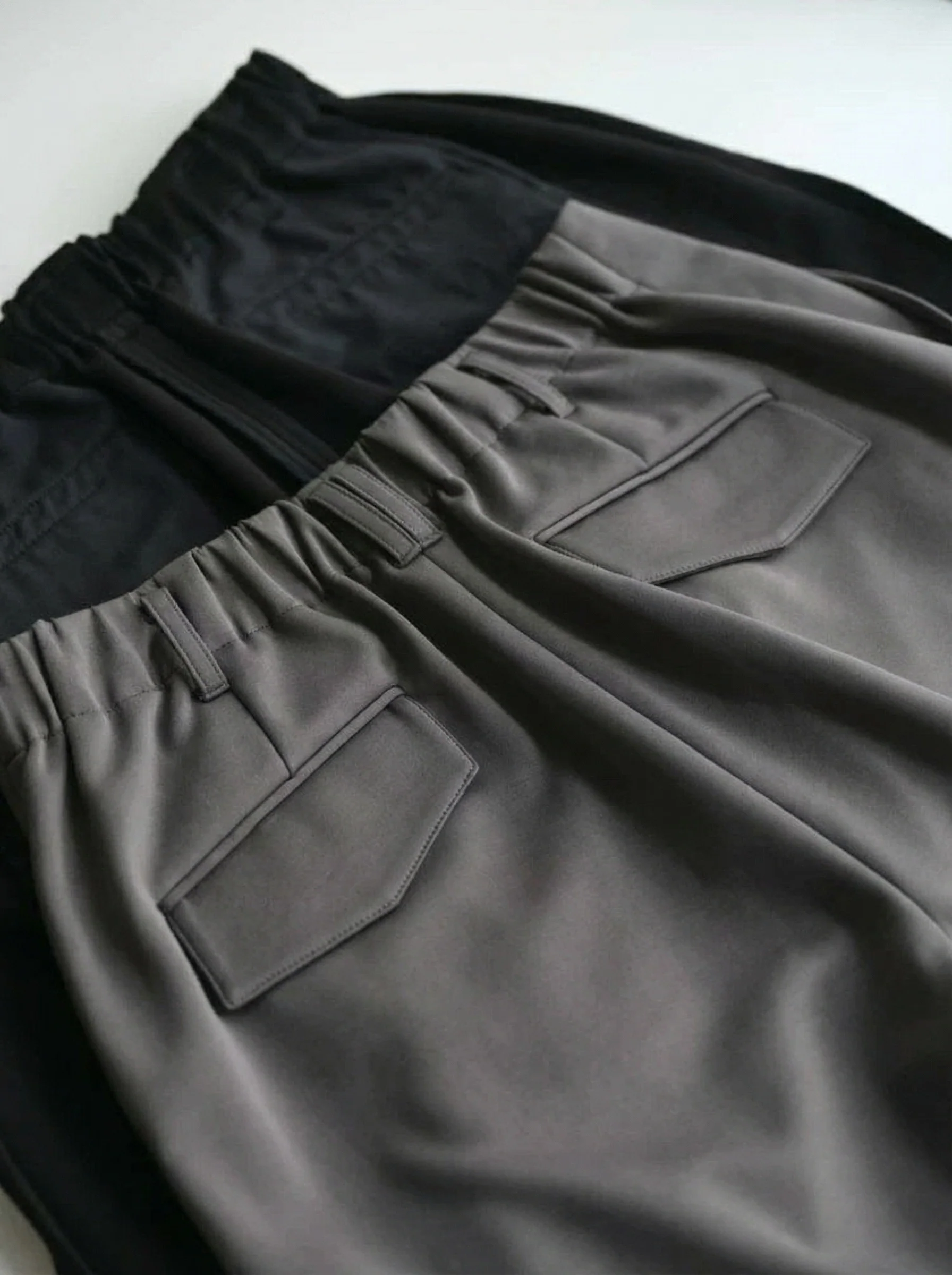 Acetate-Tencel Air-Layer Pleated Shorts - Image 4