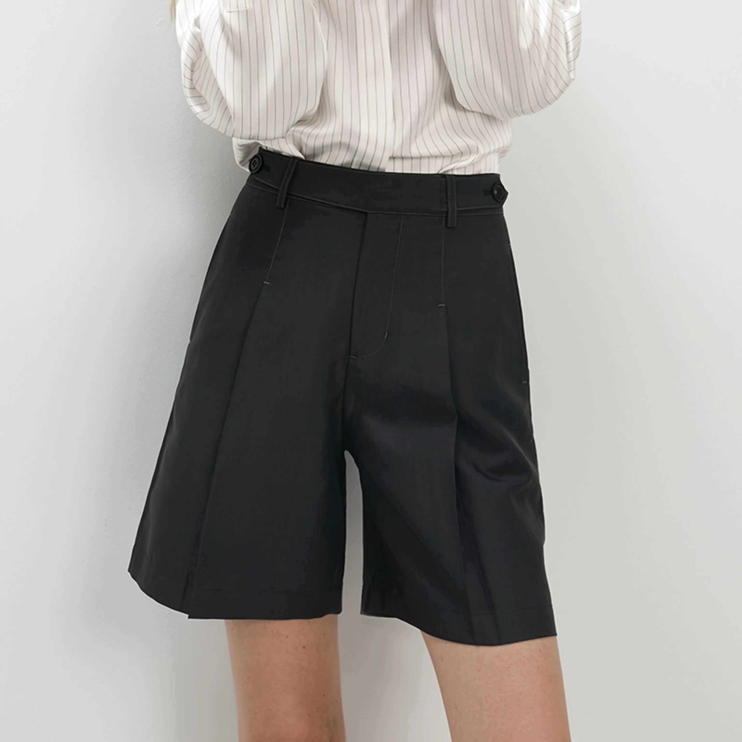 Adele Pleated Bermuda Shorts - Image 3
