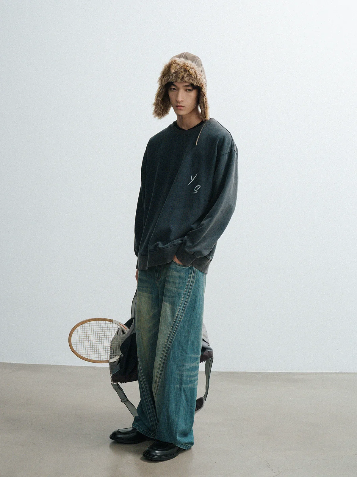 Arc-Split Loose Jeans