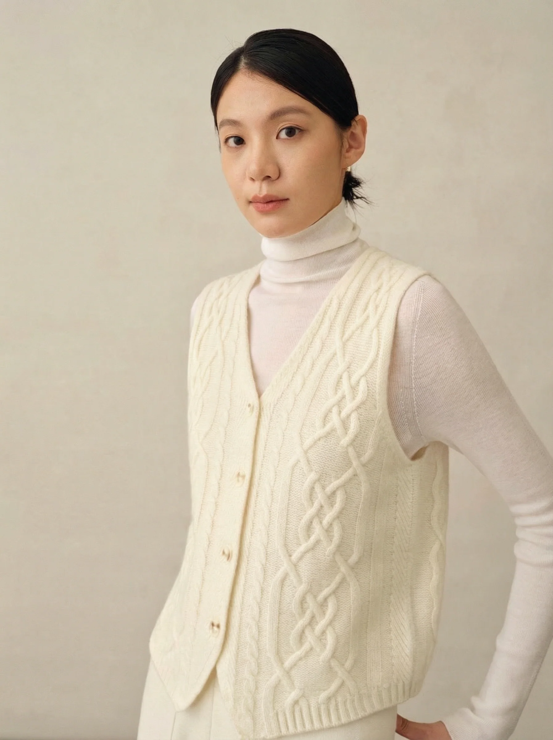 Cable V-Neck Cashmere Vest - Image 7
