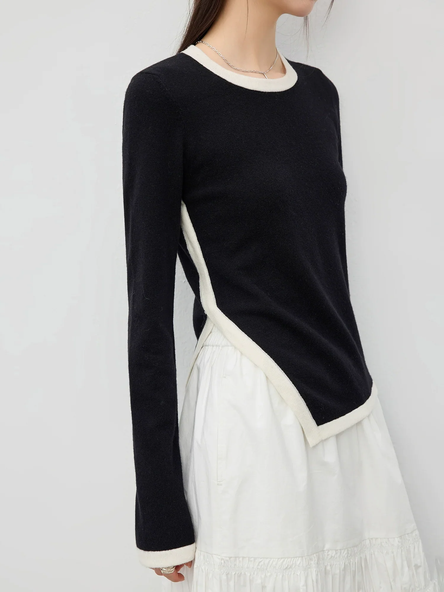 Contrasting Trim Asymmetrical Hem Sweater - Image 4