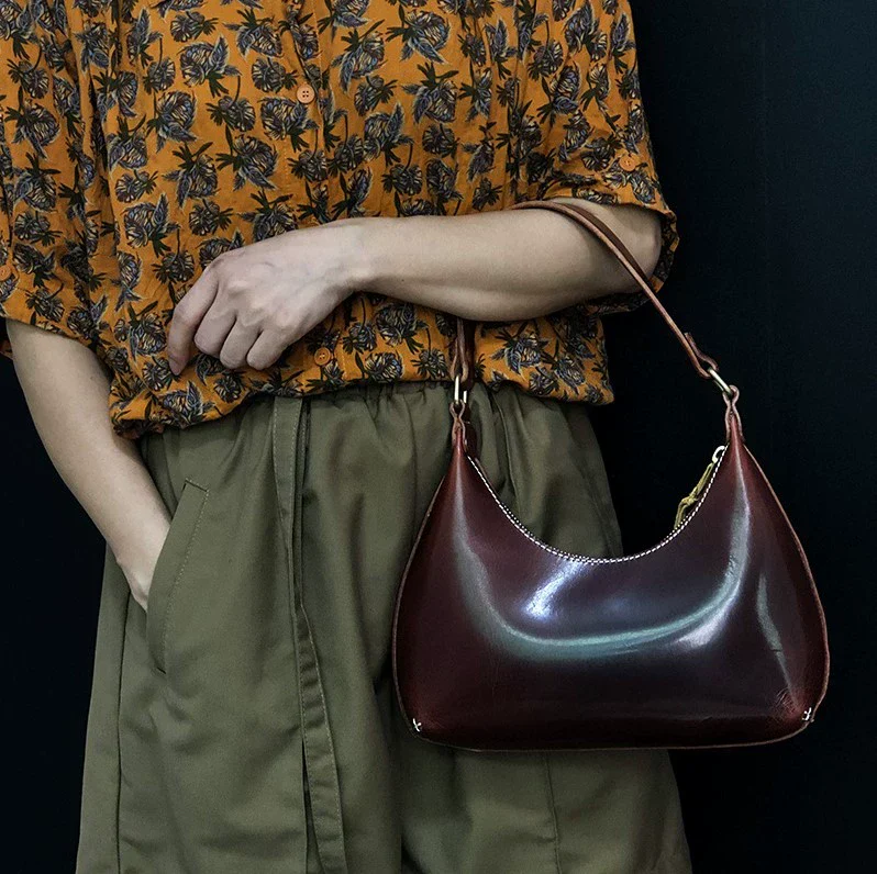 Crescent Leather Shoulder Bag - Image 5