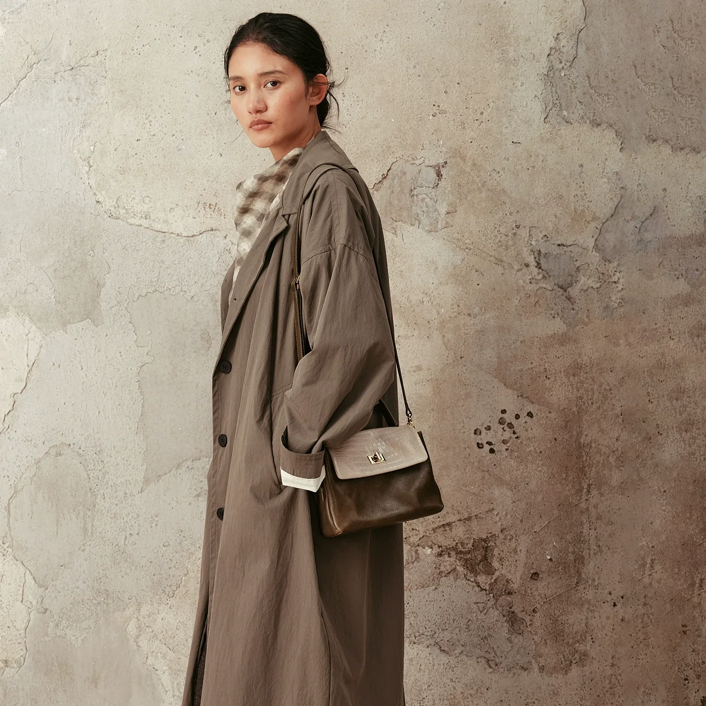 Croc-Embossed Shoulder Bag - Image 8
