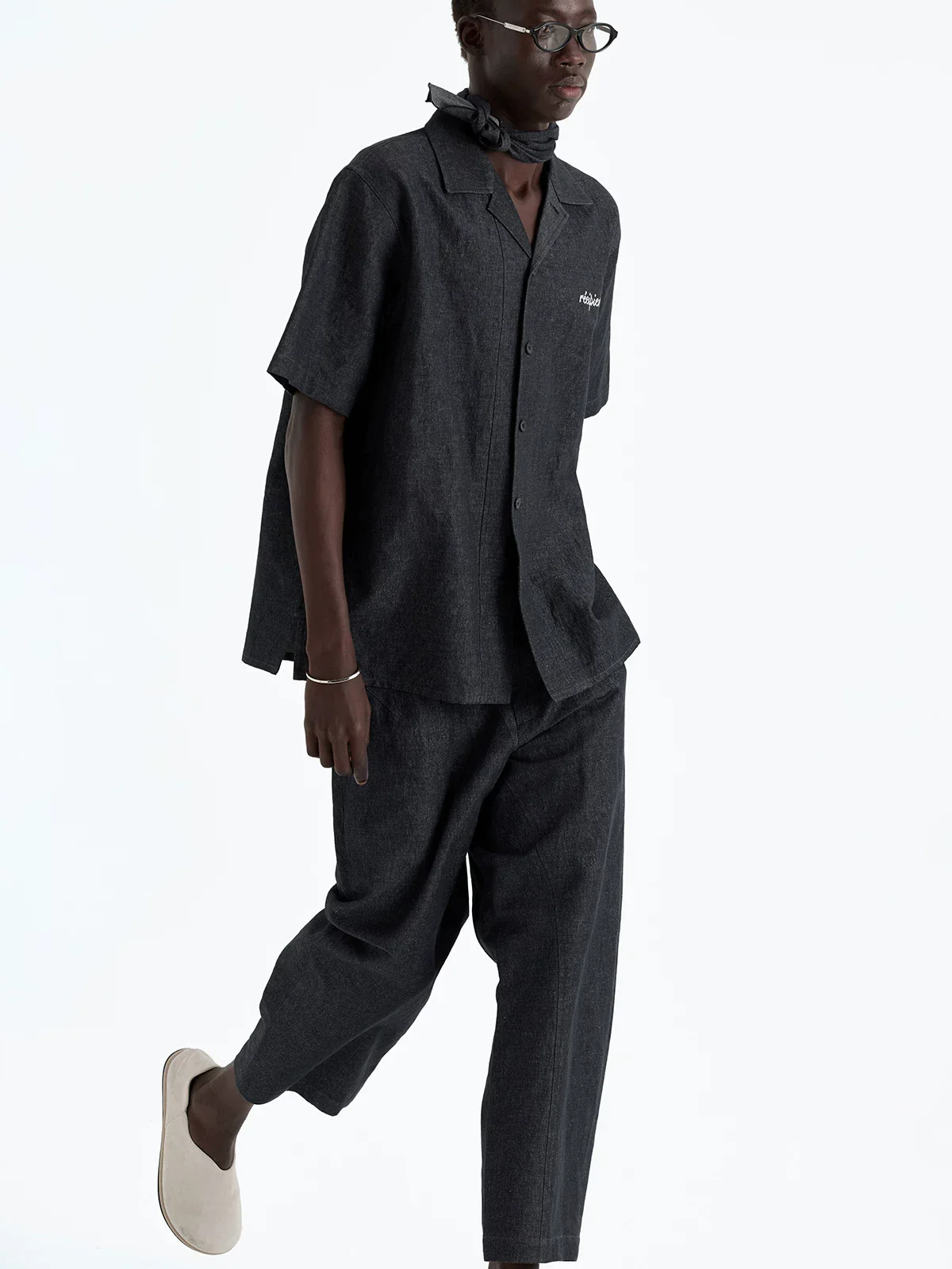 Curved Cut Hemp-Cotton Denim Cropped Pants - Image 3