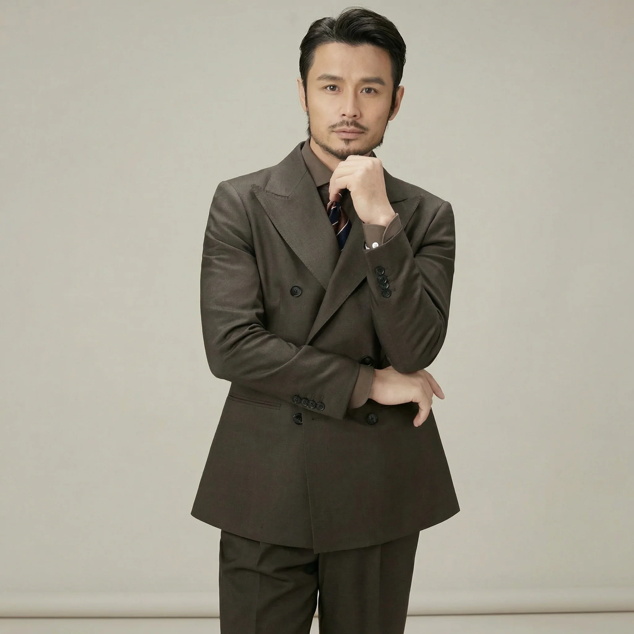 Earth-Tone Double-Breasted Peak Lapel Suit - Image 6