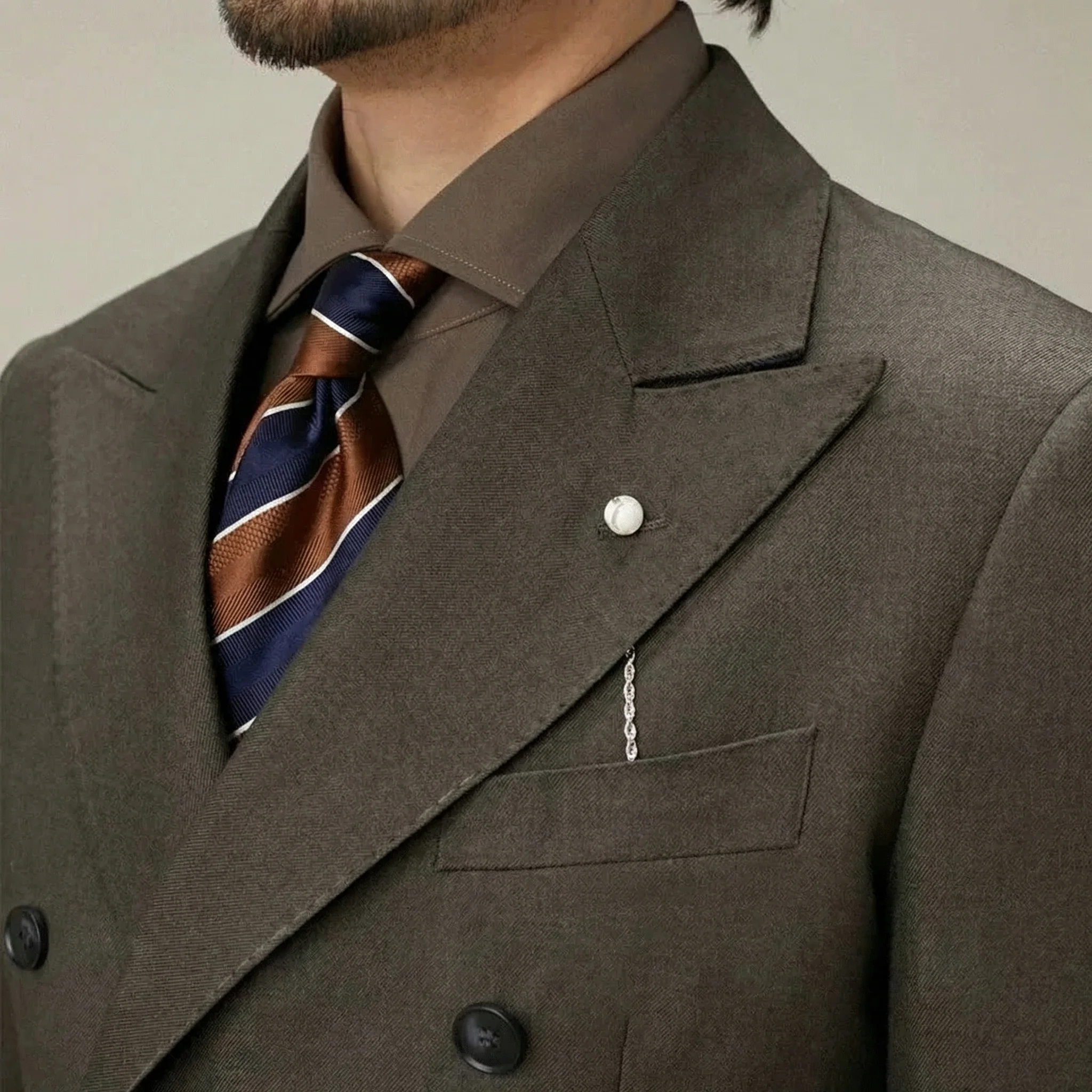 Earth-Tone Double-Breasted Peak Lapel Suit - Image 7