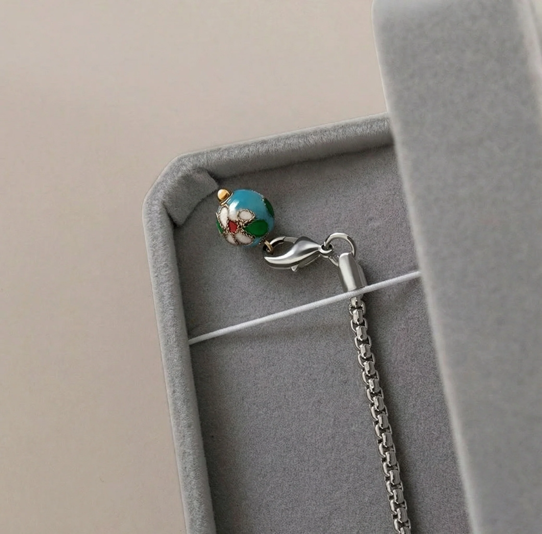 Elegant Brooch Chain - Image 12
