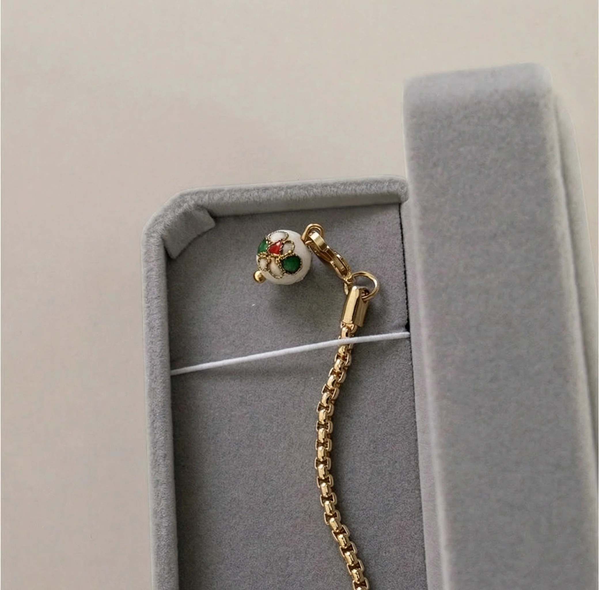 Elegant Brooch Chain - Image 15