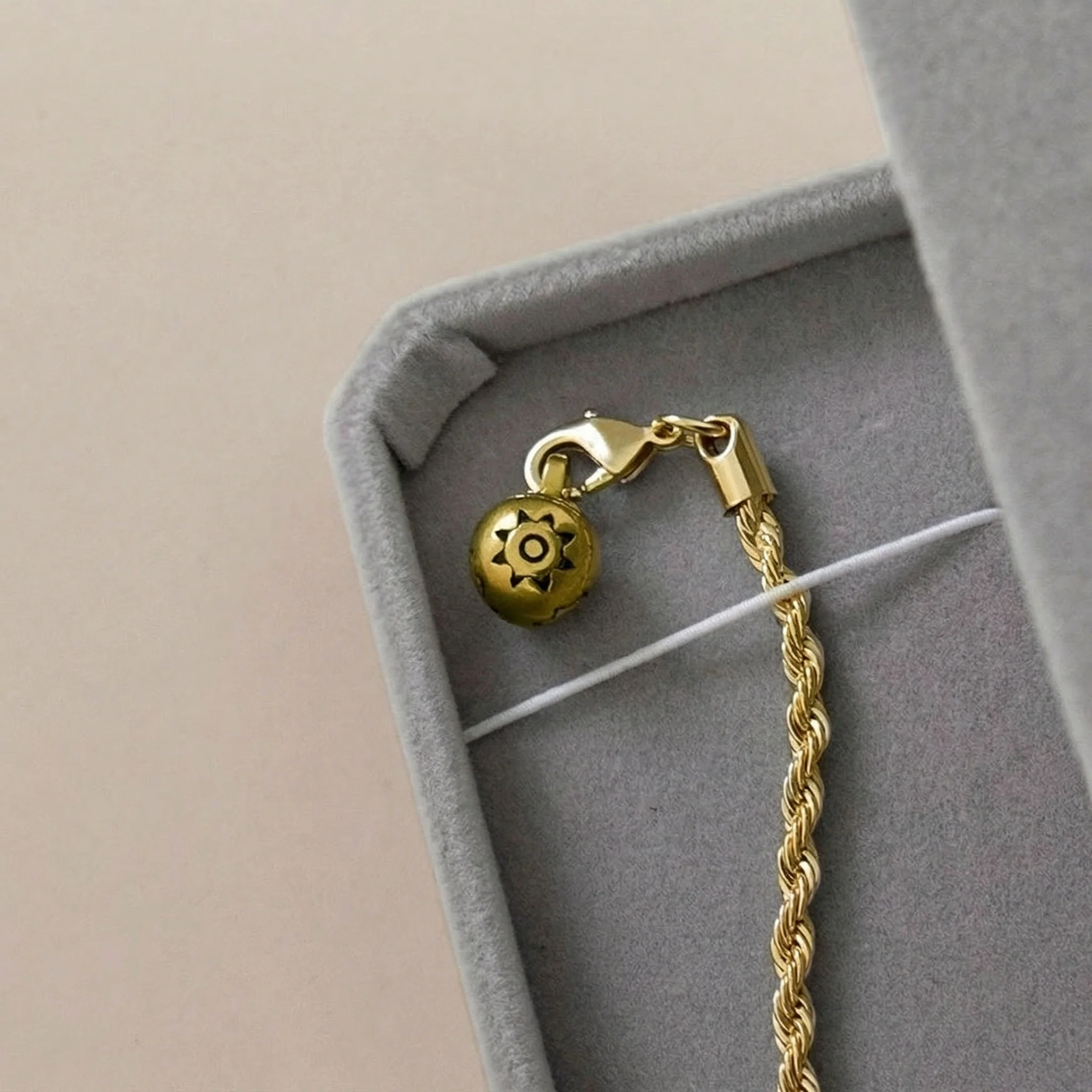 Elegant Brooch Chain - Image 19