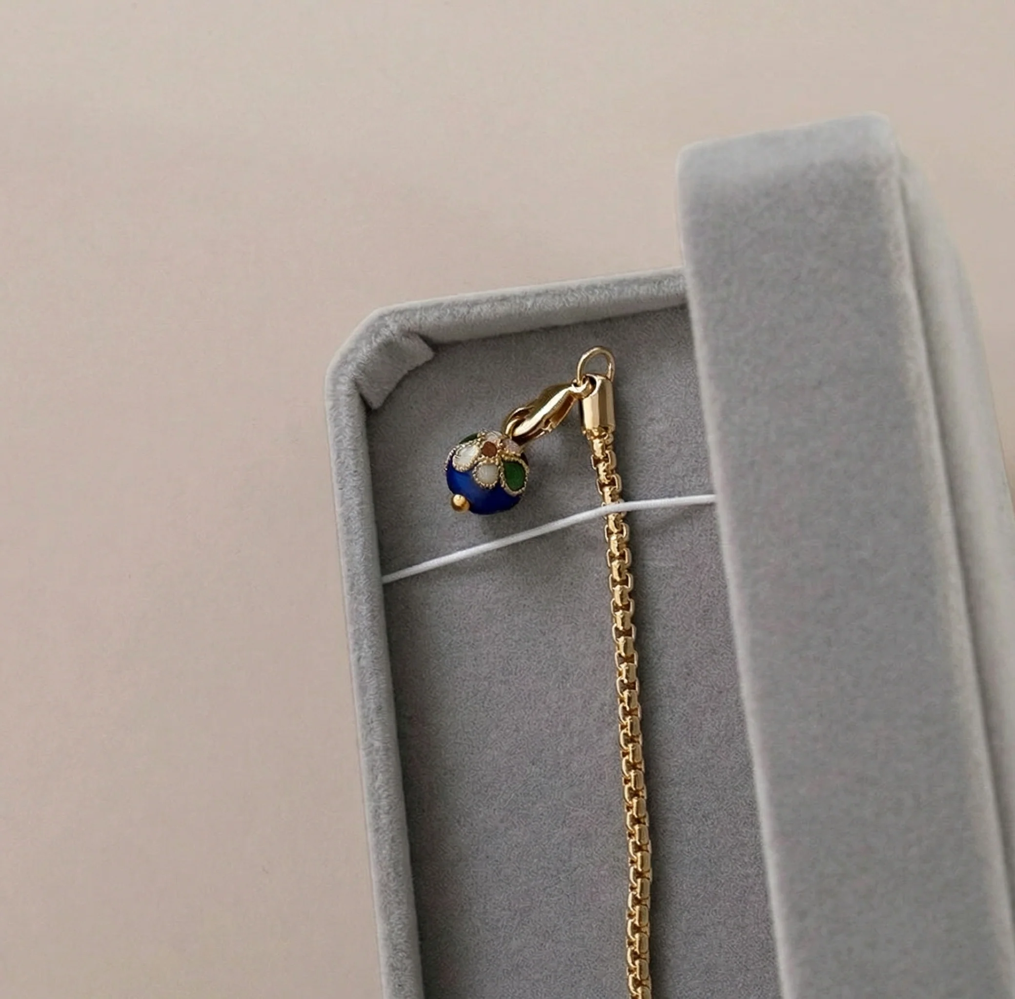 Elegant Brooch Chain - Image 8
