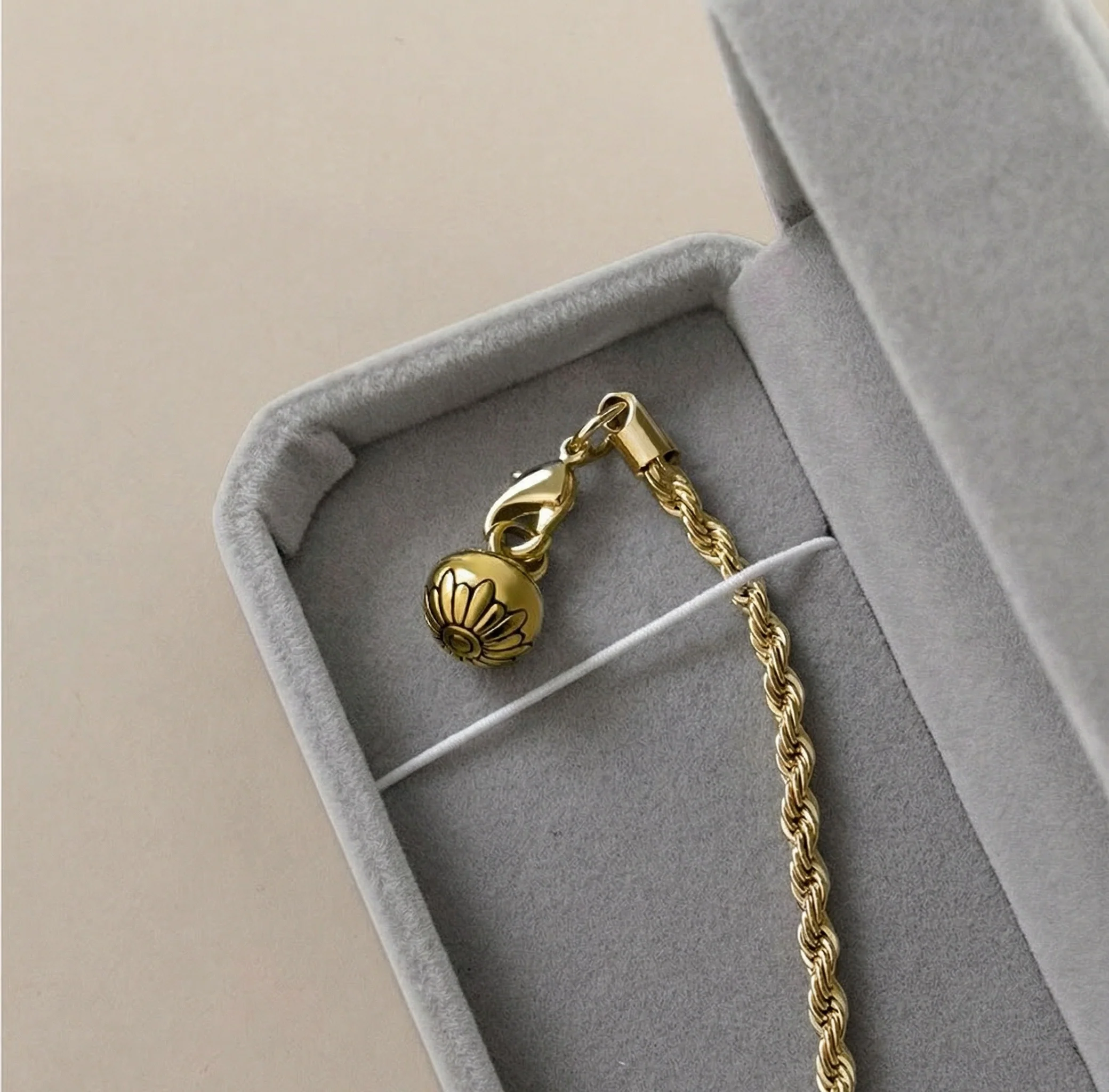 Elegant Brooch Chain - Image 9