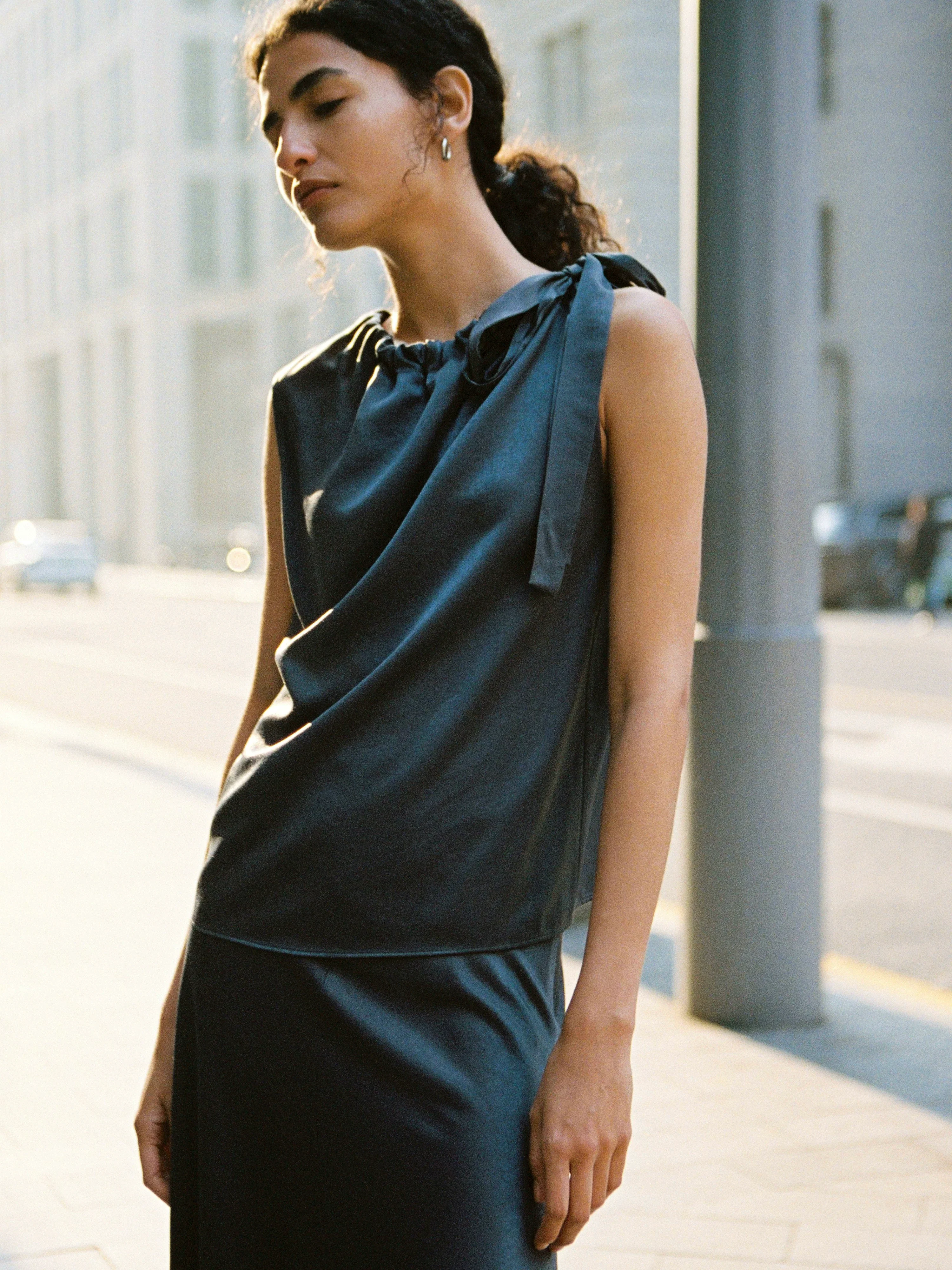 Elegant Sleeveless Ensemble - Image 3