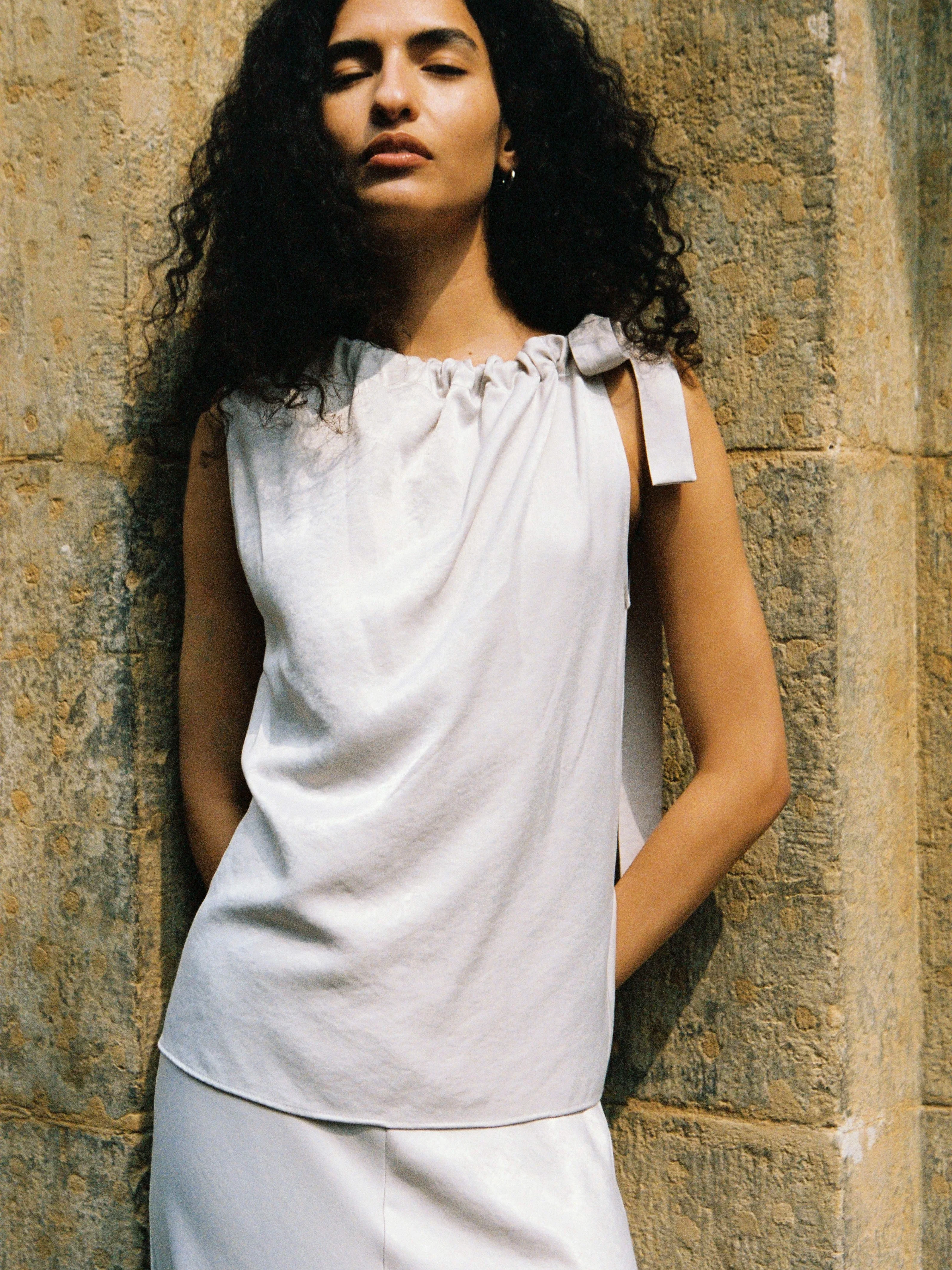 Elegant Sleeveless Ensemble - Image 4