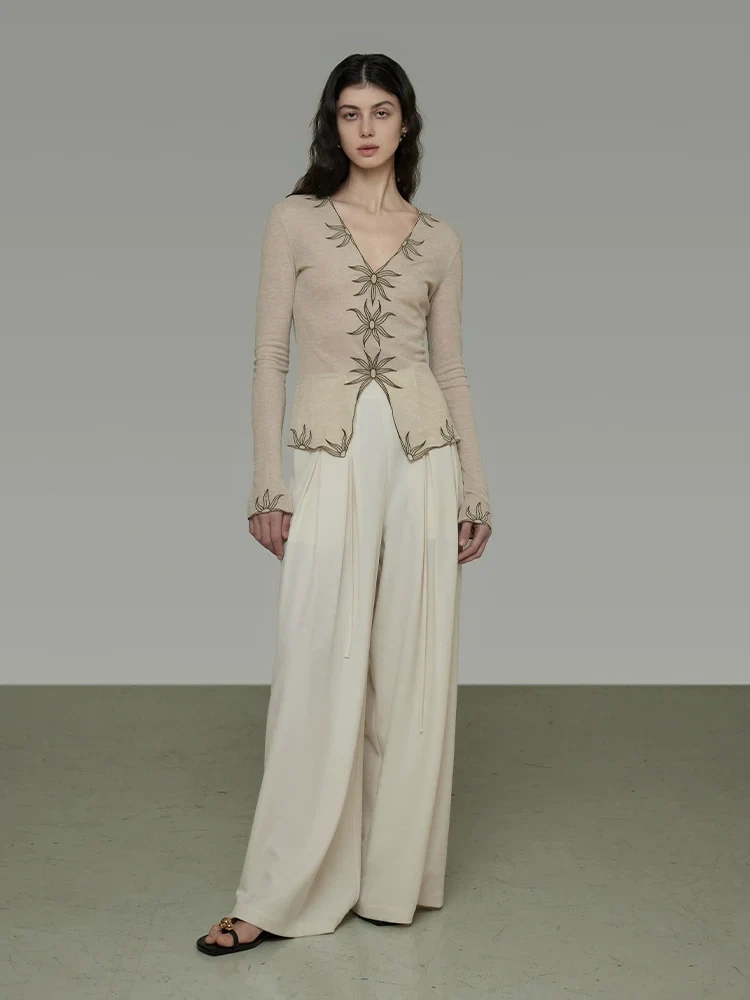 Embroidered V-Neck Slim Sweater