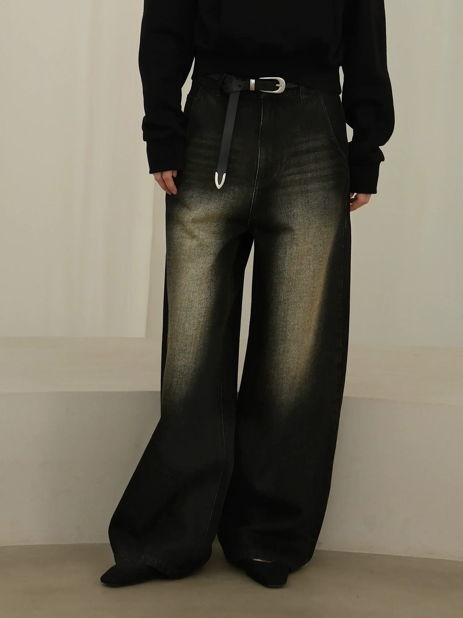 High-Rise Wide-Leg Jeans - Image 4