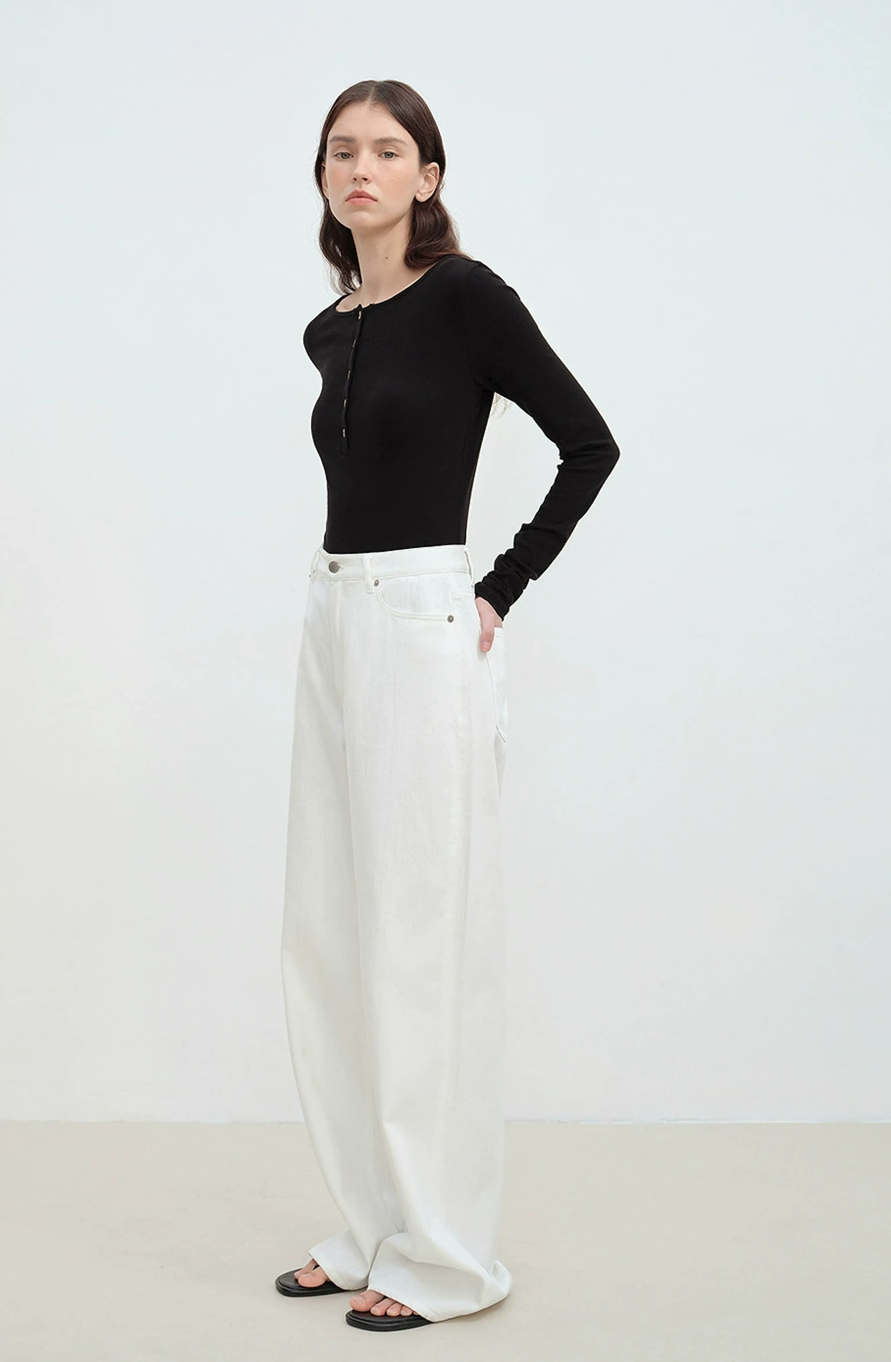 High-Rise Wide-Leg White Jeans - Image 4