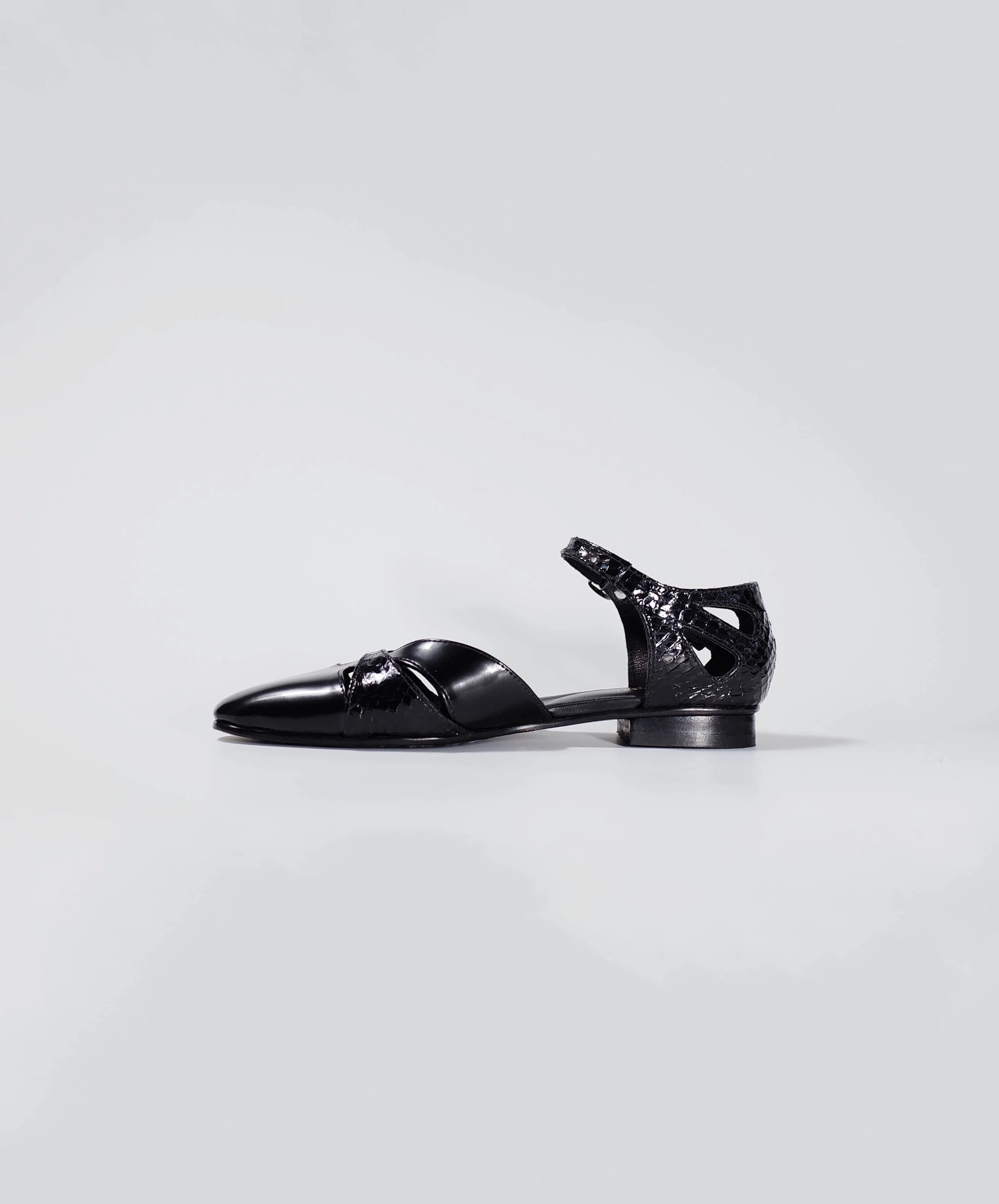 Hollow Woven Flat Sandals - Image 2
