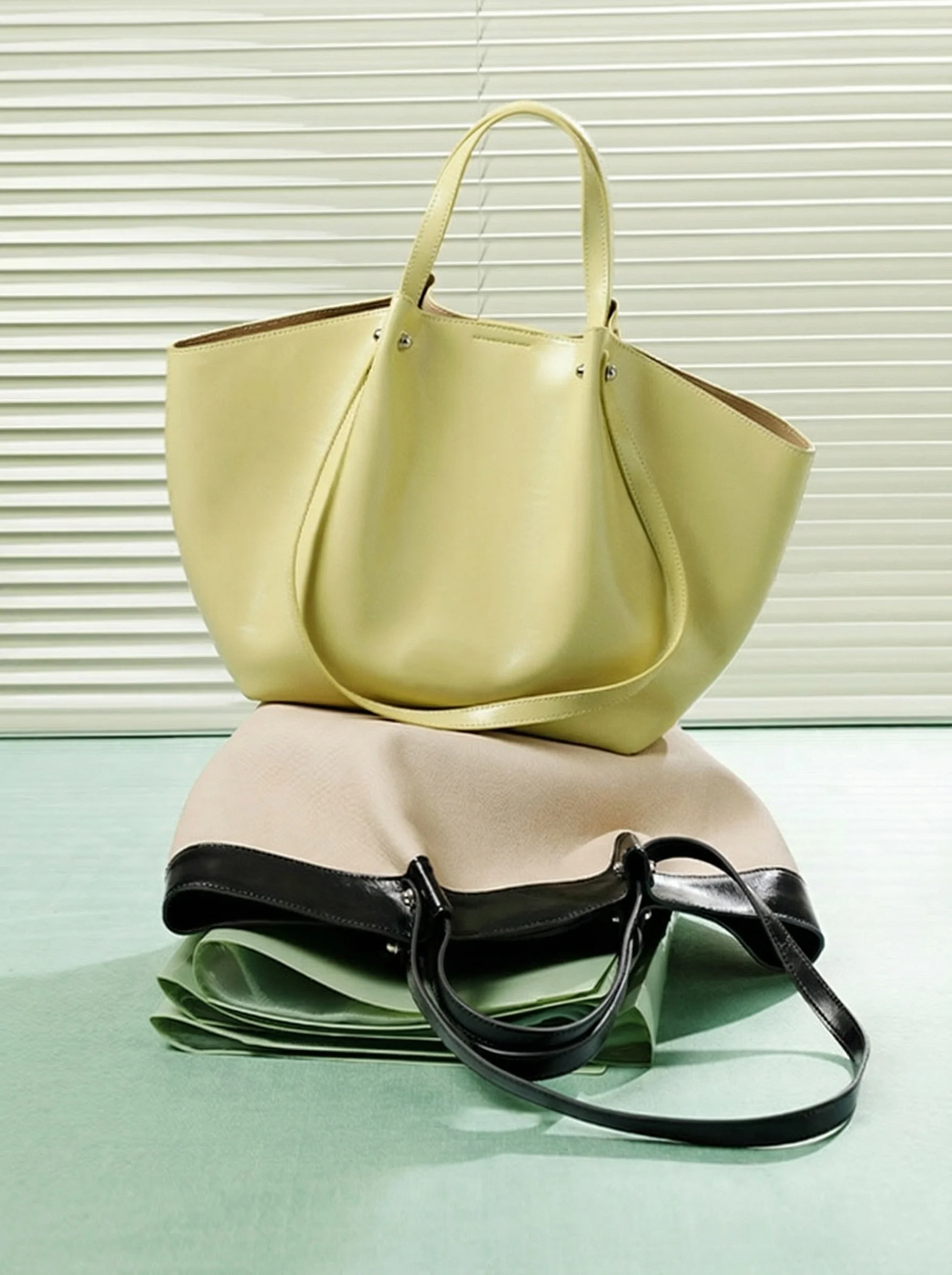 Large Capacity Commuter Tote - Image 4