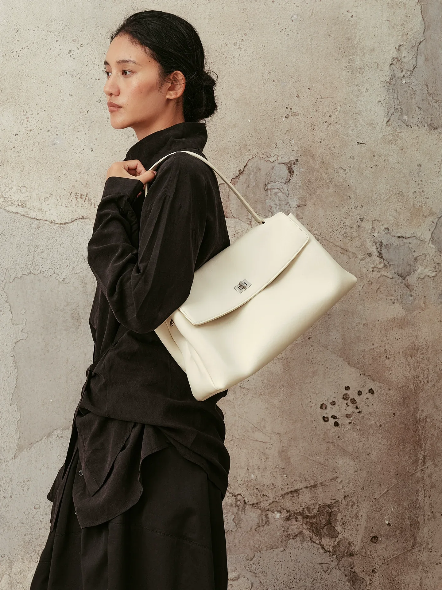 Large Vegetable-Tanned Top-Grain Leather Shoulder Bag - Image 4