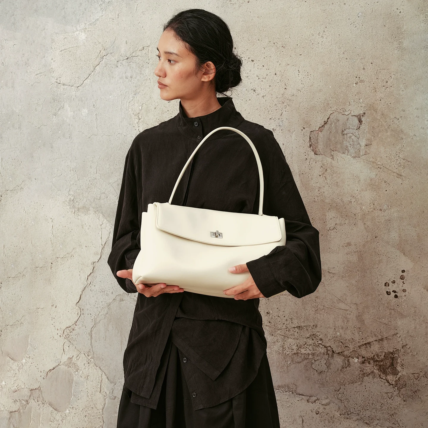 Large Vegetable-Tanned Top-Grain Leather Shoulder Bag - Image 6