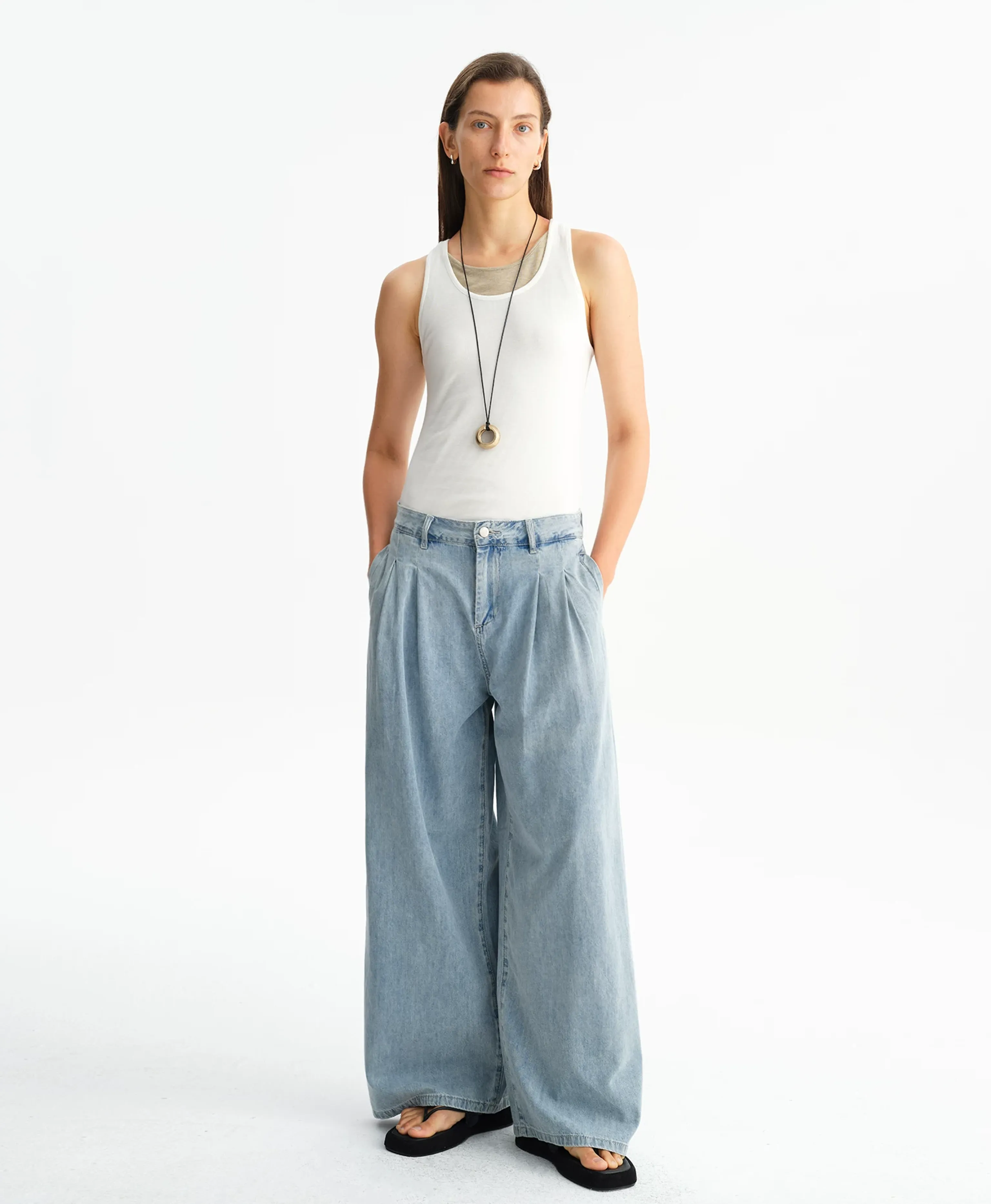 Light-Wash Pleated Wide-Leg Jeans - Image 2