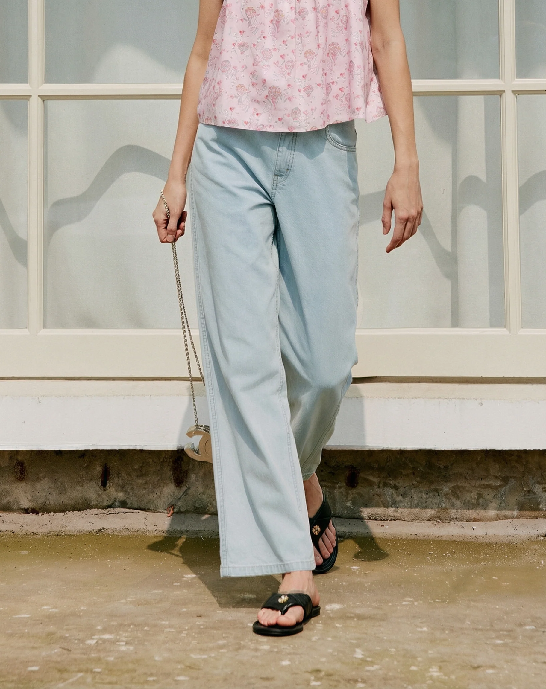 Light Wash Wide-Leg Jeans - Image 4