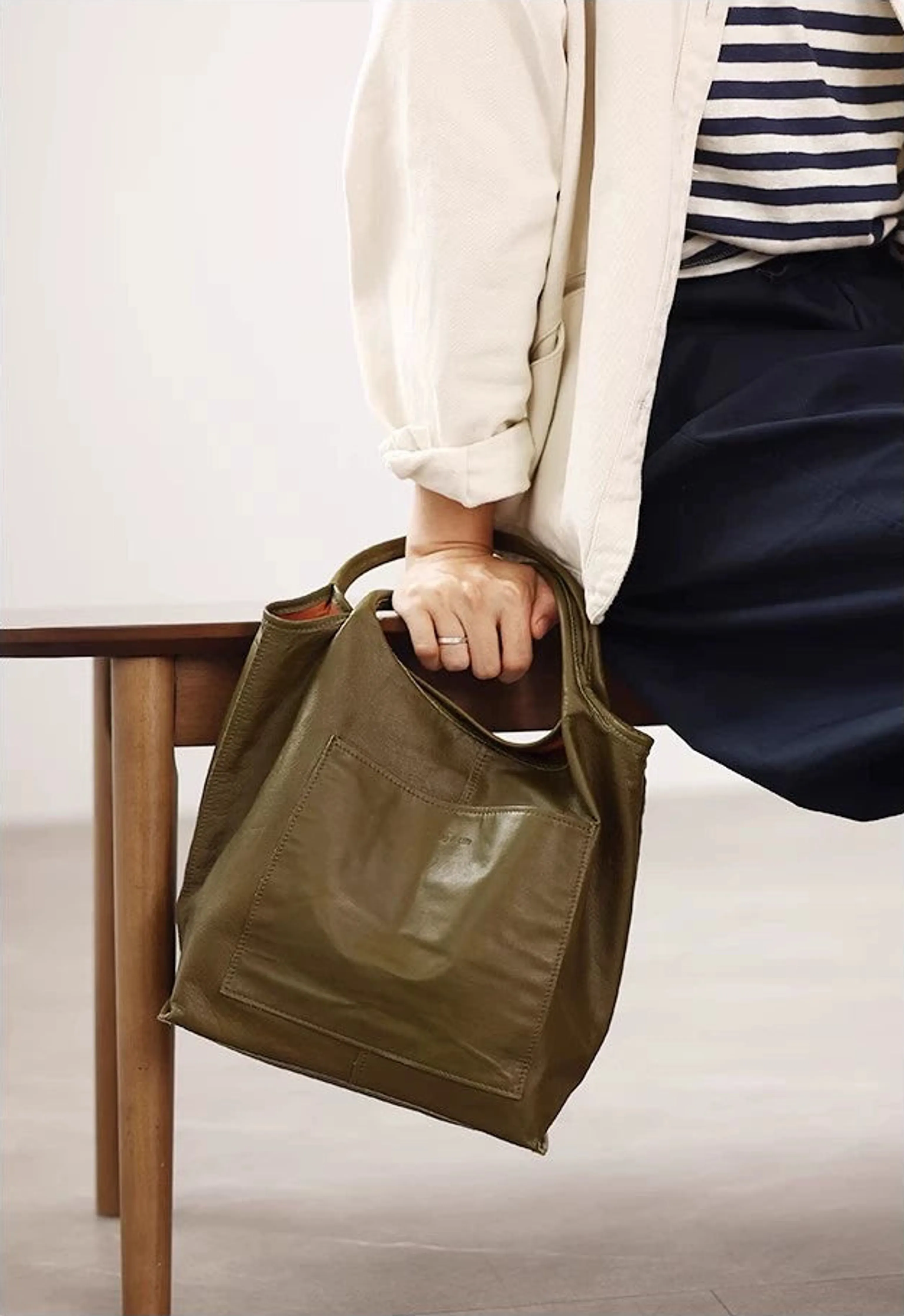 Lightweight Leather Tote Bag - Image 18