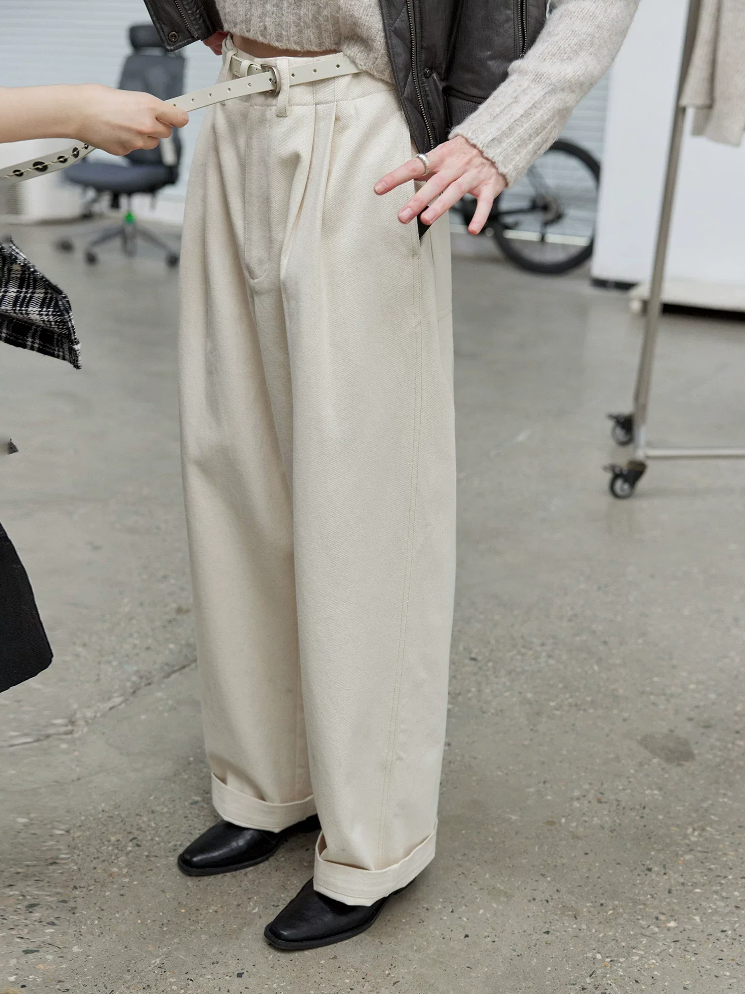Off-White High-Waist Pleated Wide-Leg Trousers - Image 5