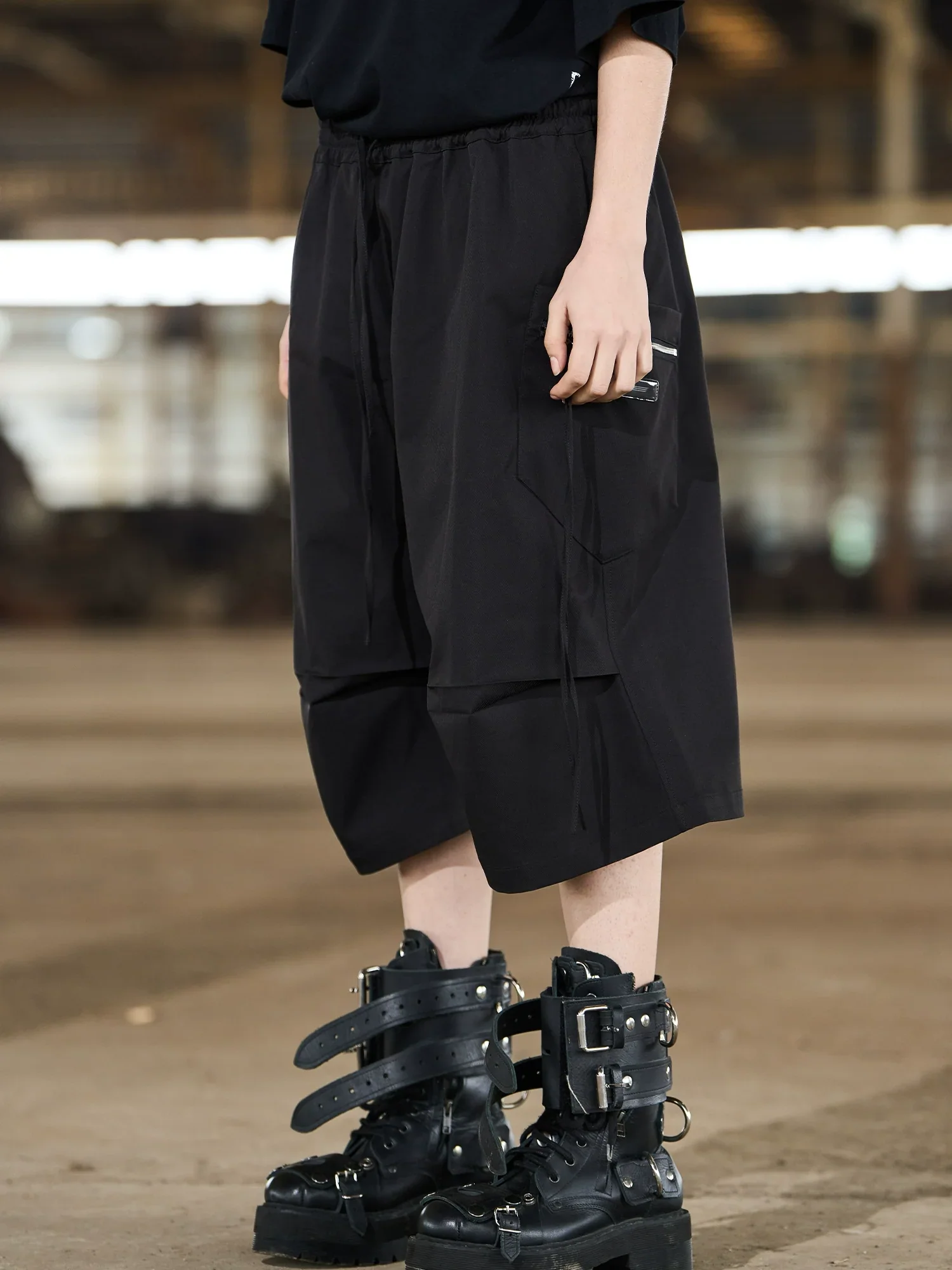 Pinch Pleat Cargo Shorts - Image 3