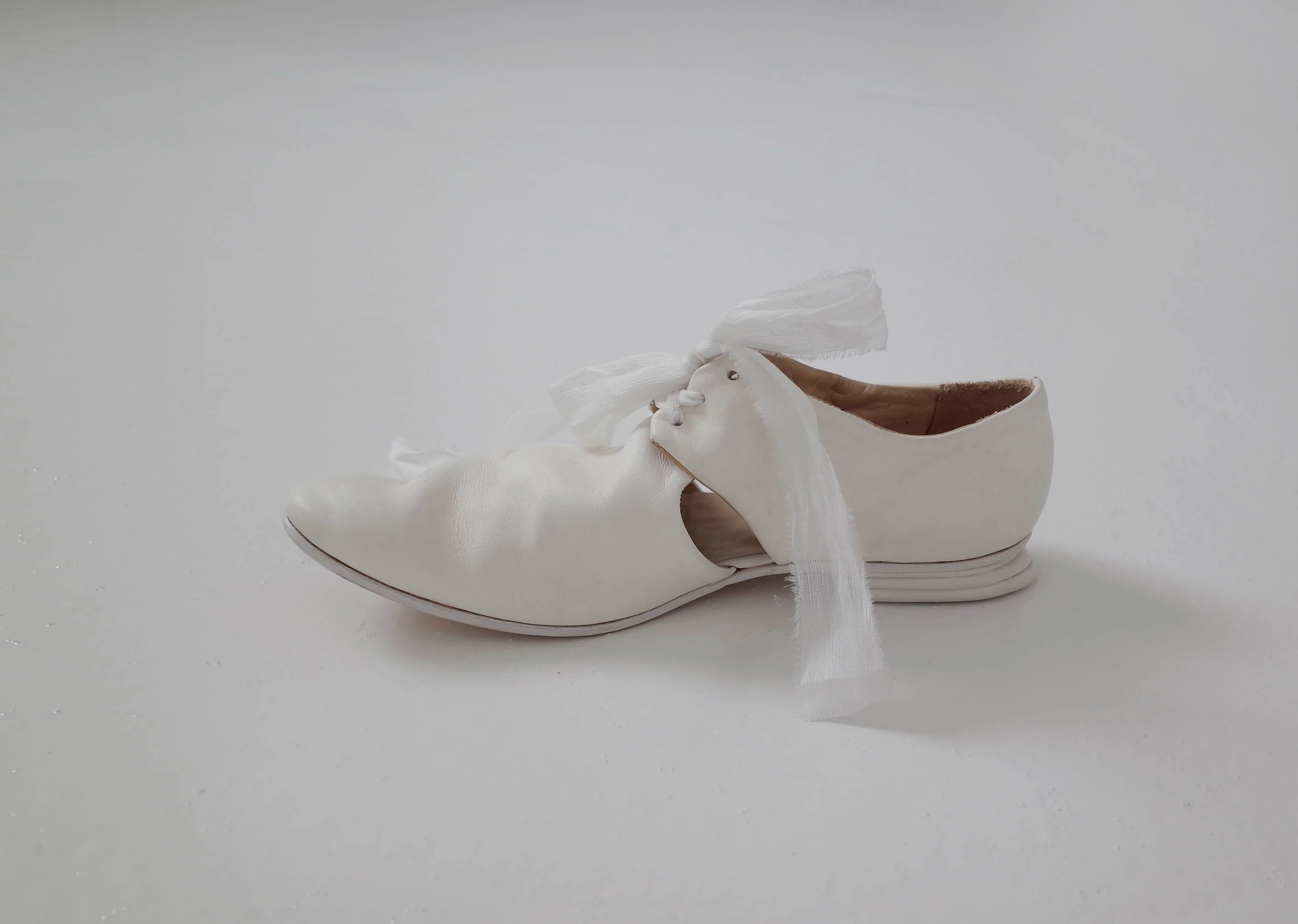 Pleated Ribbon White Shoes - Image 3