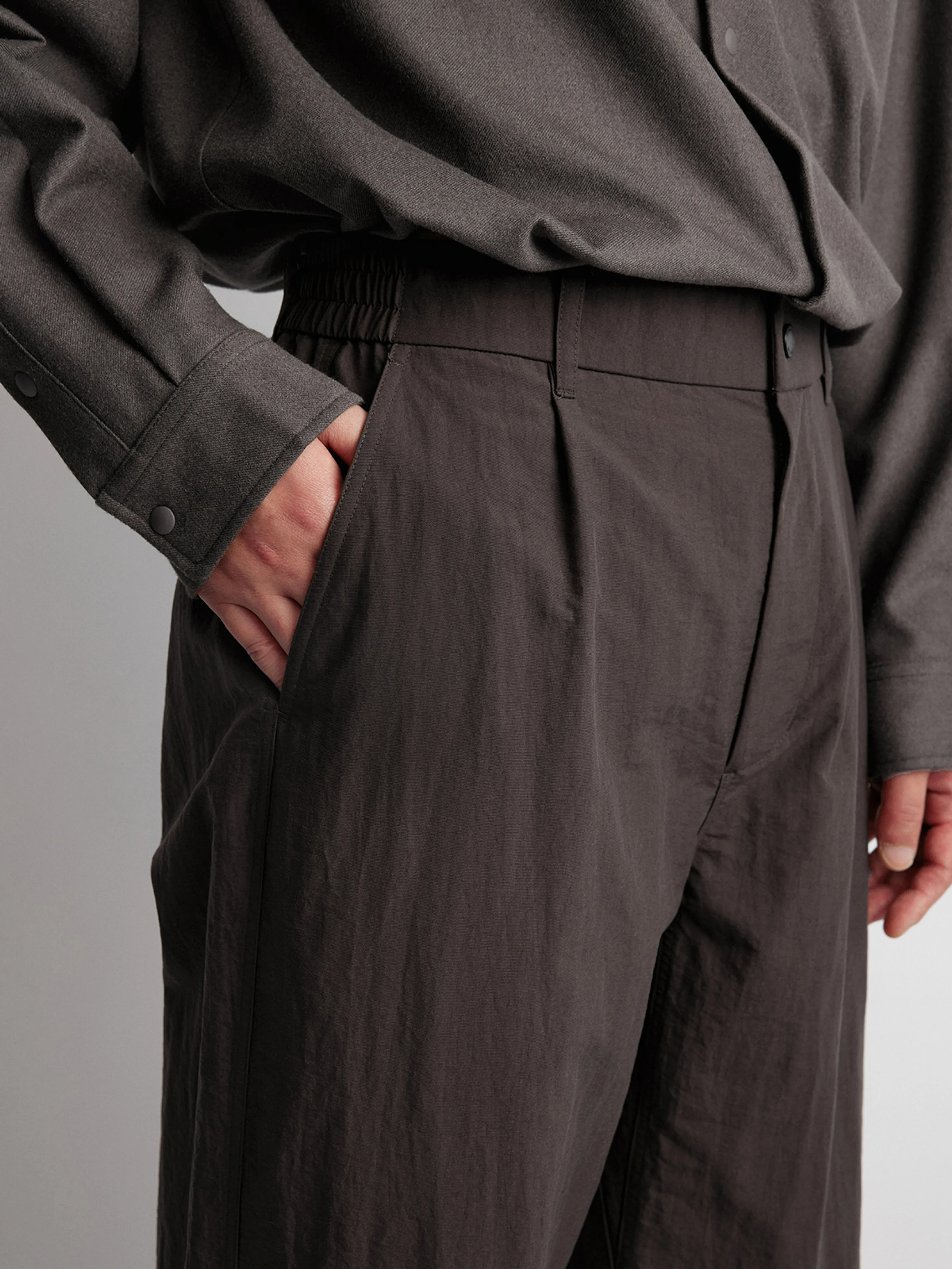 Pleated Water-Repellent Nylon Cropped Trousers - Image 3