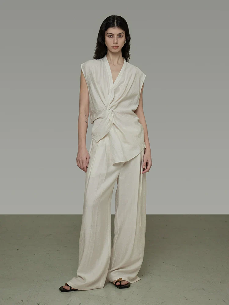 Pleated Wide-Leg Linen Trousers