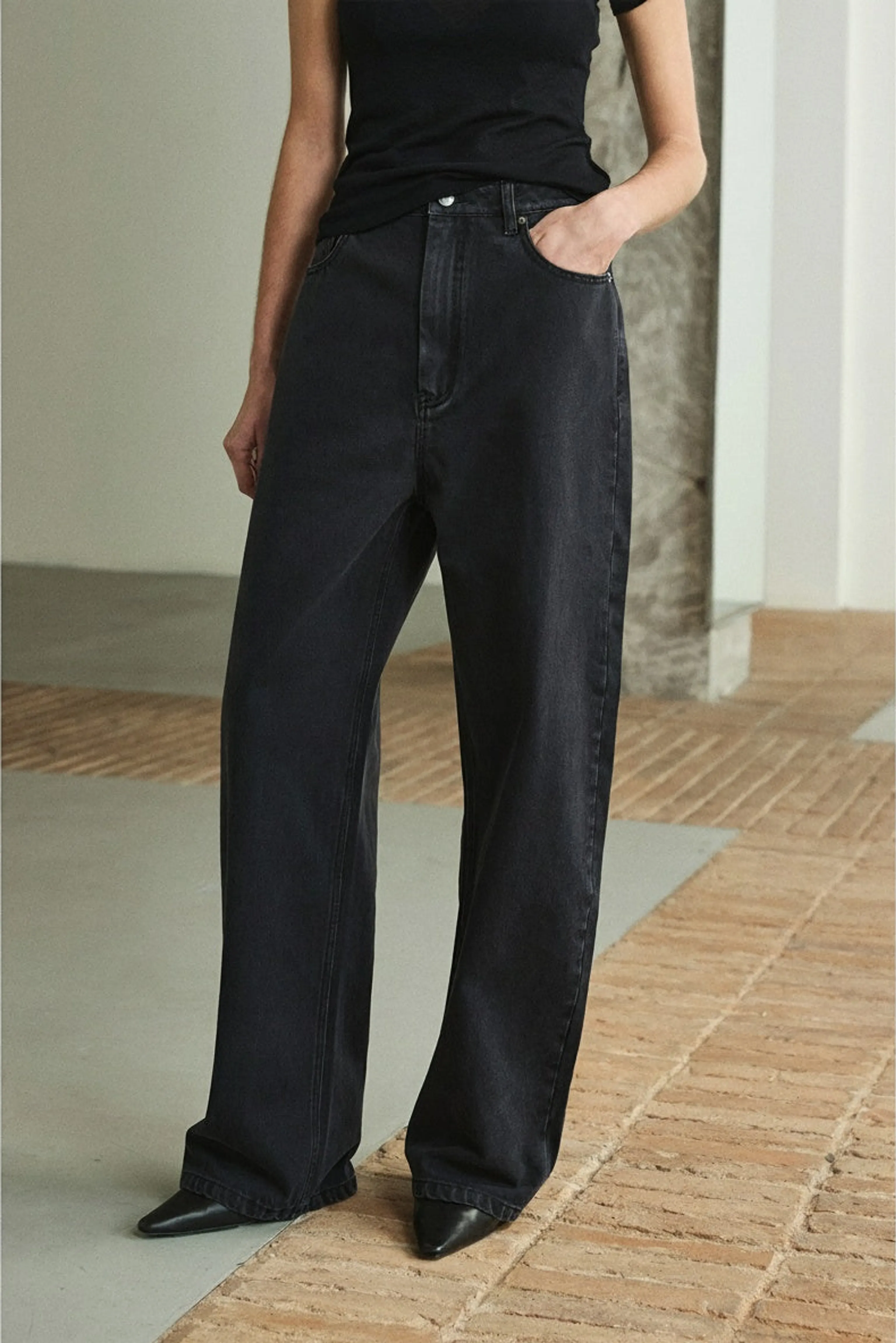 Relaxed Straight-Leg Jeans - Image 5