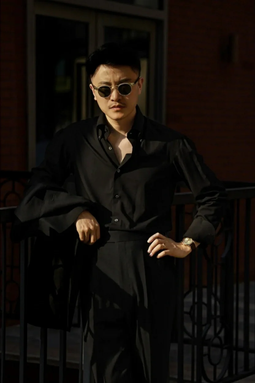 Retro Slim-Fit Black Shirt