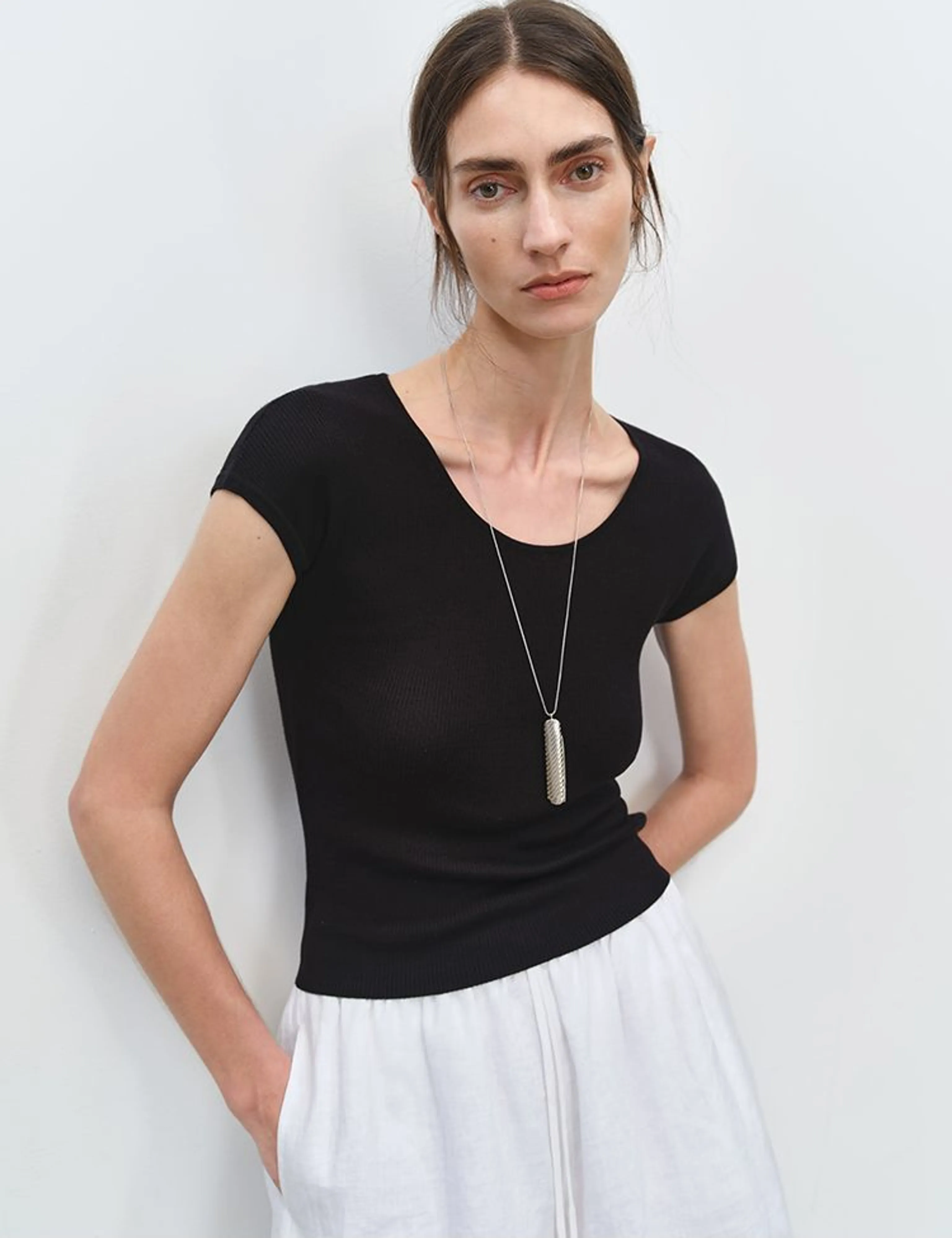 Ribbed U-Neck Slim Tee - Image 16