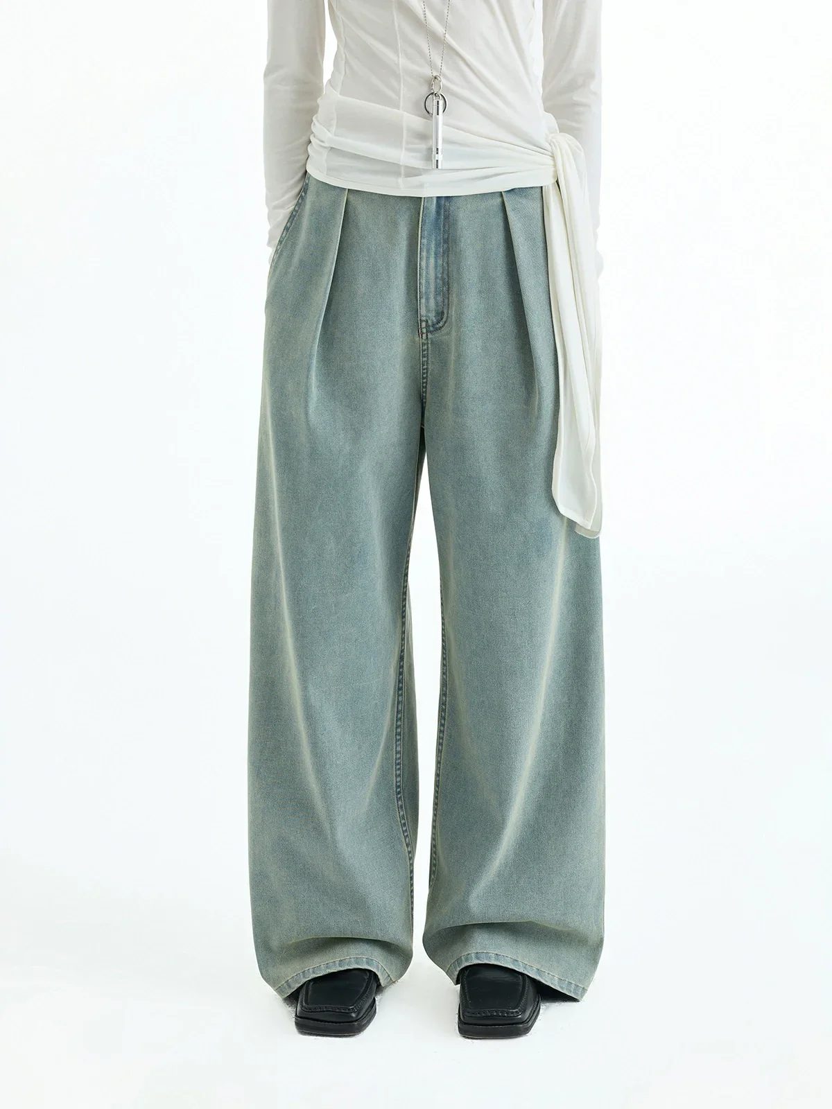 Single-Pleat Wide-Leg Jeans