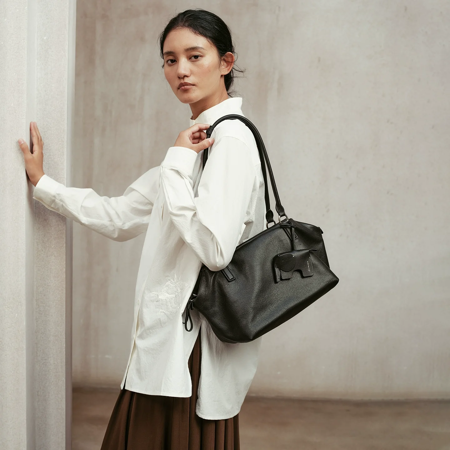 Top-Grain Vegetable-Tanned Leather Bowling Tote - Image 4