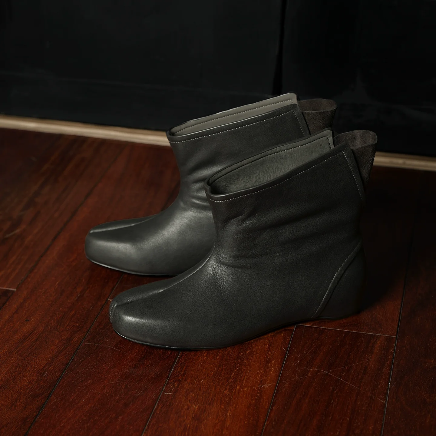 Top-Grain Waxed Leather Tabi Ankle Boots - Image 3