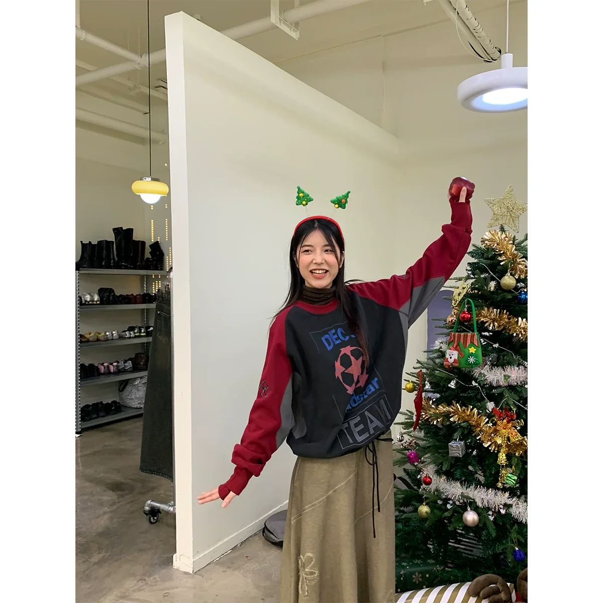 Velvet Graphic Crewneck Sweatshirt - Image 3