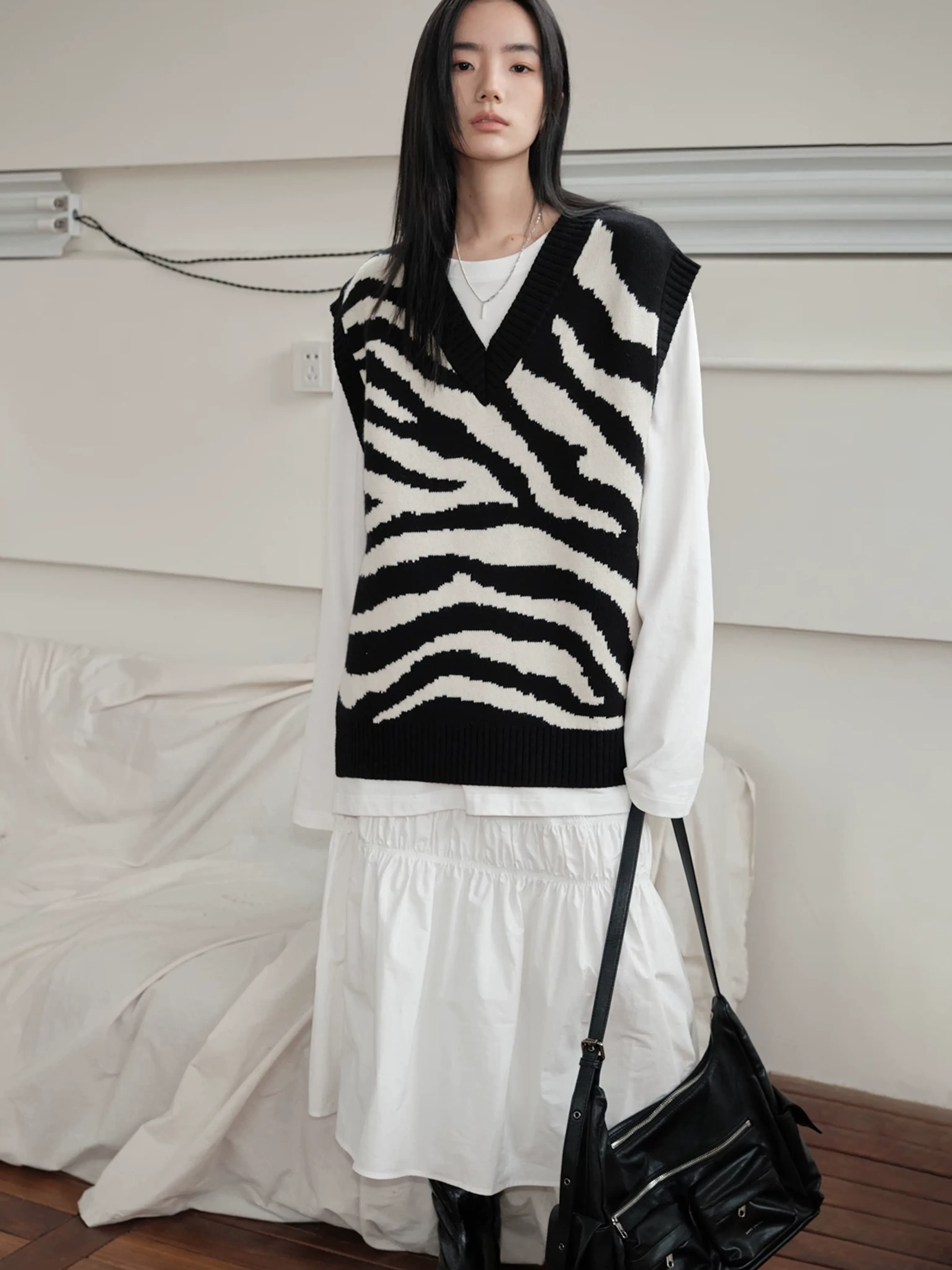 Zebra Patterned Knit Sweater Vest - Image 4